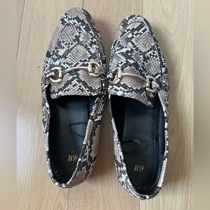 Snakeskin loafer
